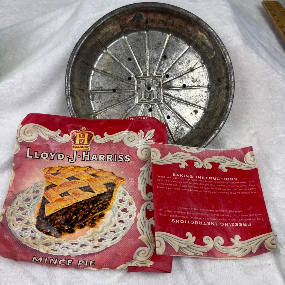 Vintage Lloyd J Harriss Aluminum Pie Tin Perforated 8 Inch w/ Mince Pie Wrapper